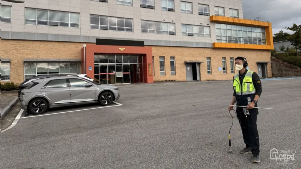 관공서 청사 외부 관로에서
누수 위치를 특정하기 위해
현장 조건을 확인하며 탐지를 진행하는 모습