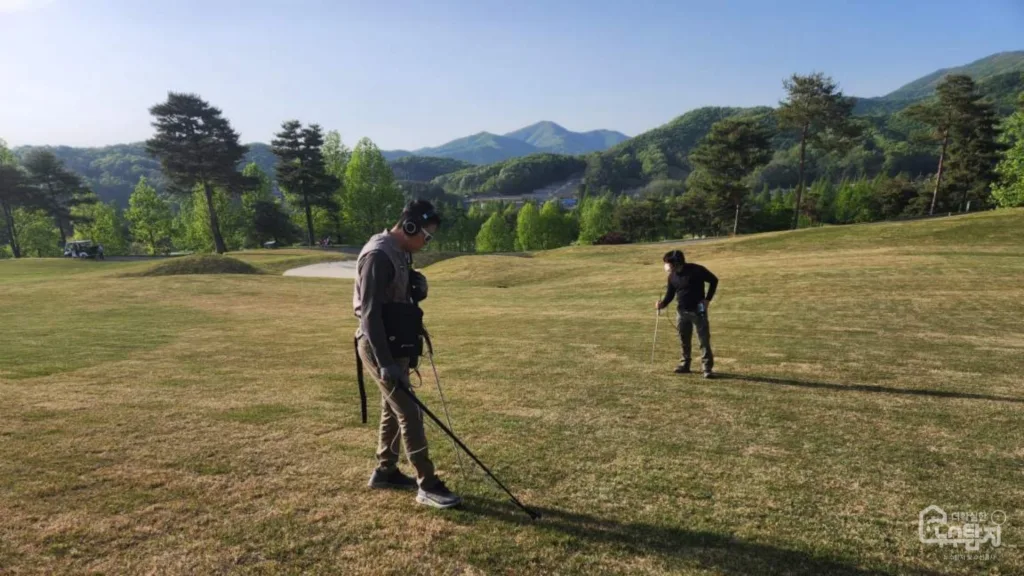 골프장 장거리 관로에서
구간을 나누어 범위를 축소하며
대형 누수 탐지를 진행하는 모습