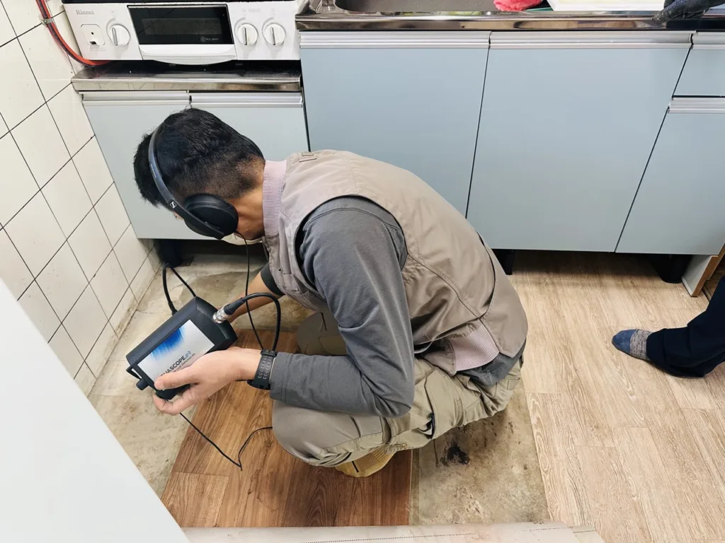 제천 누수 현장에서 청음 탐지로 누수지점을 확정하는 모습