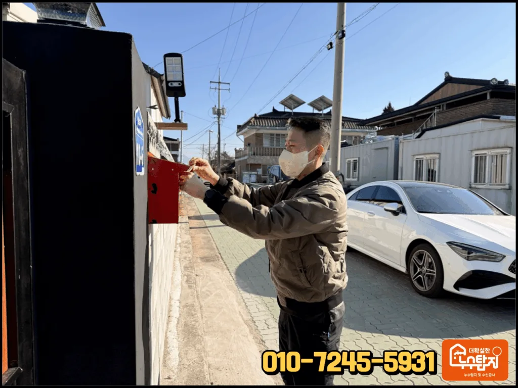 제천 수도감면서류 챙겨드리는 사진