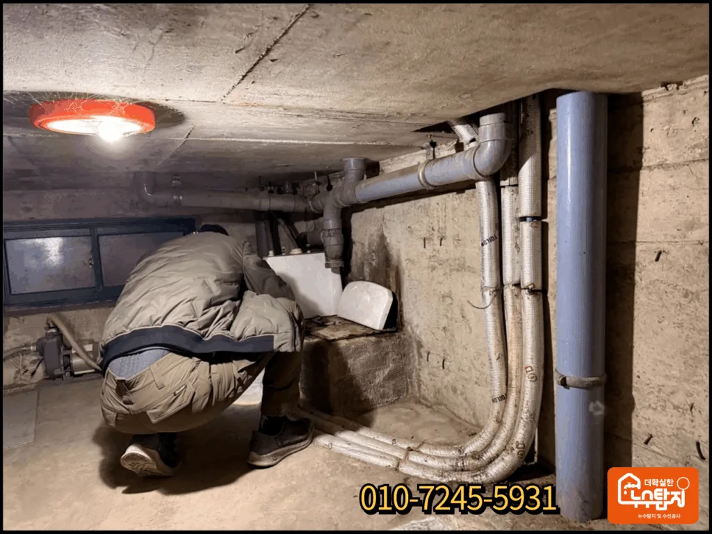 정선누수 탐지를 위해 상가 내부 배관 라인을 확인하는 현장