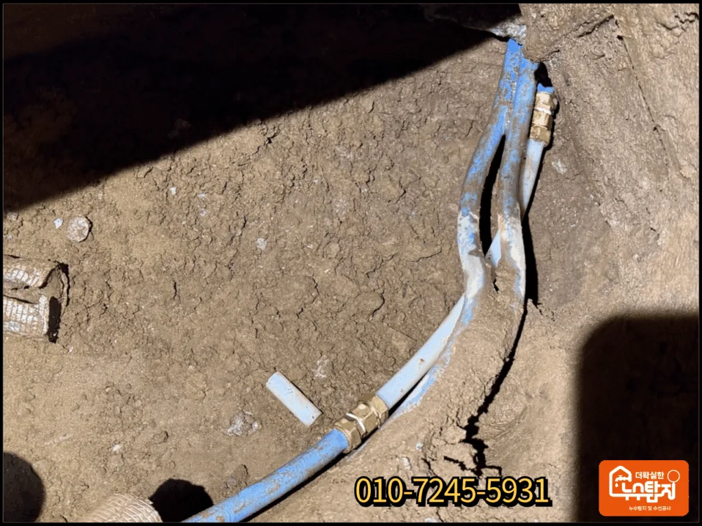 정선누수 수선 후 배관 공압 검사와 누수 여부를 점검하는 모습