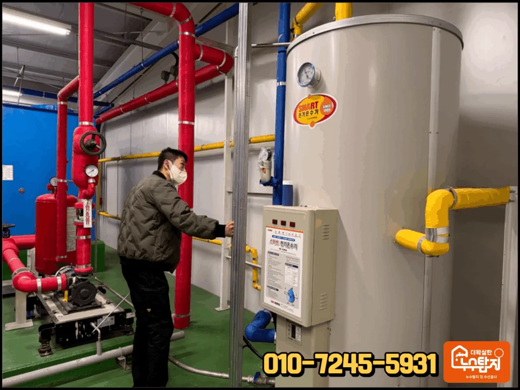 제천 공장 누수 출동하여 배관구조를 살펴보는 모습