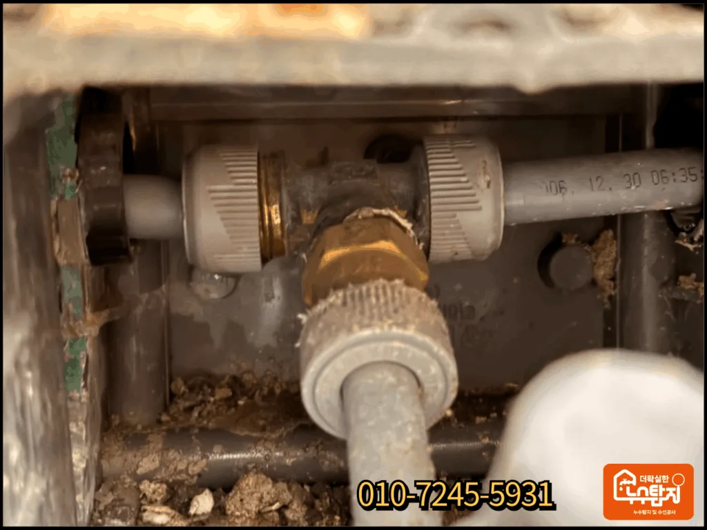 제천 장락동 아파트 누수 현장에서 누수의 원인을 발견하는 모습