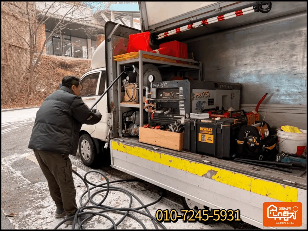 골프장 누수탐지 압력주입을 위해 누수탐사 차량 준비