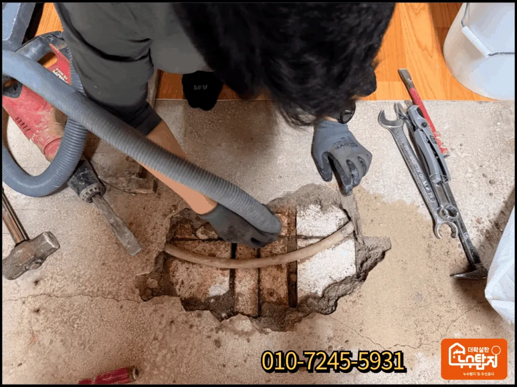 음성 누수탐지 현장에서 누탐 최반장이 굴착 및 수선 준비하는 모습