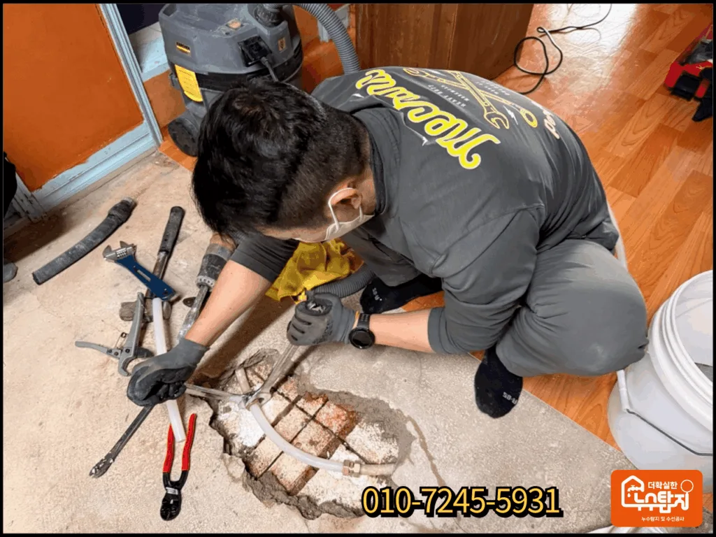 음성 누수탐지 현장에서 누탐 최반장이 배관 수선하는 모습