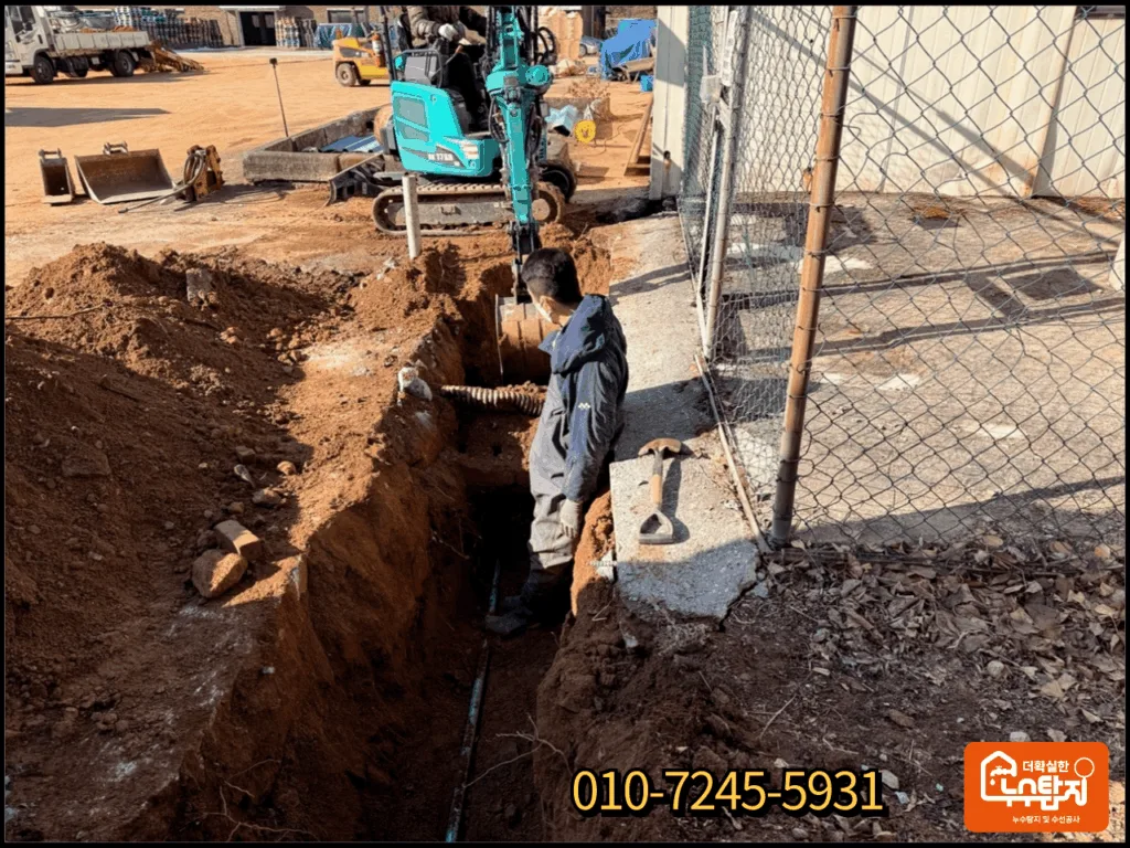 하수로 하부 배관 통과 작업 장면